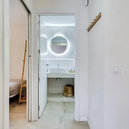 Apartment Casa Jasmin Cosy 4 Bedroom House With Terrace L'Hospitalet de Llobregat